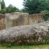 Locmariaquer (Morbihan)_ Menhir couché Men-Bronso