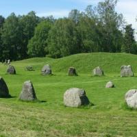 Västerås (comté de Västmanland)_Anundshog_Skeppssattings (bateaux de pierres) et tumulus
